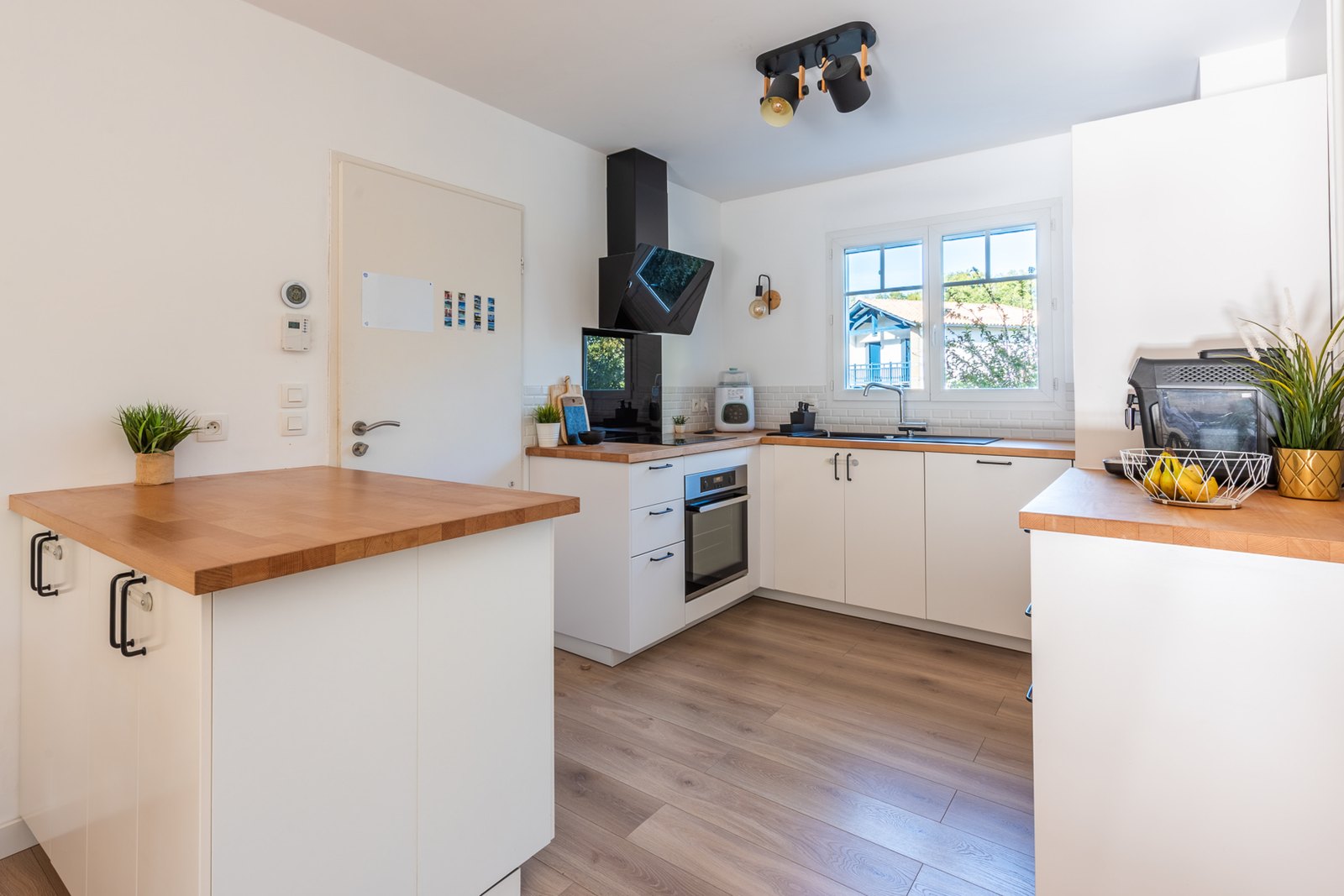 Fitted kitchen with island